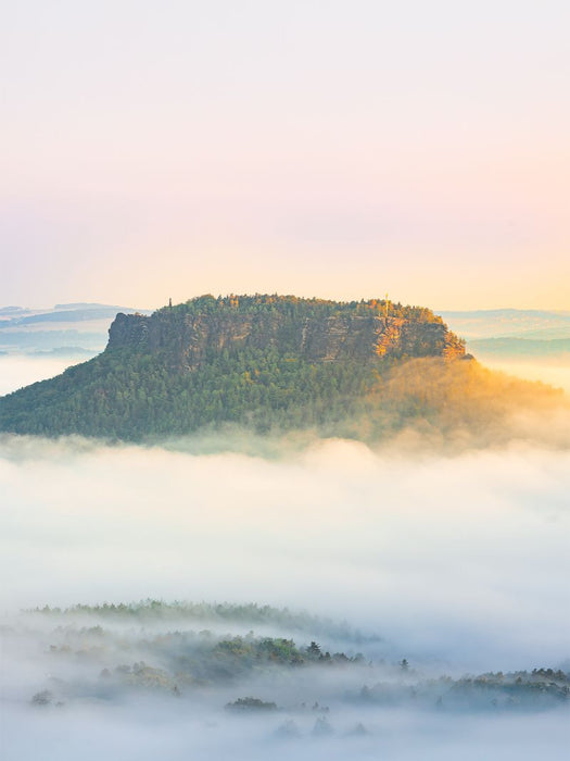 Der Lilienstein im Morgendlichem Sonnenaufgangsnebel - CALVENDO Foto-Puzzle'