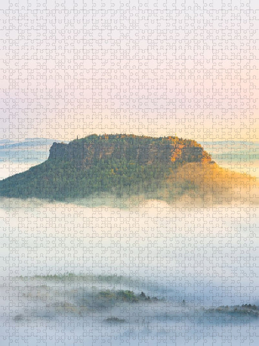 Der Lilienstein im Morgendlichem Sonnenaufgangsnebel - CALVENDO Foto-Puzzle'