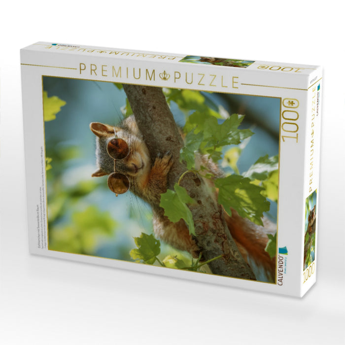 Eichhörnchen mit Sonnenbrille im Baum - CALVENDO Foto-Puzzle'