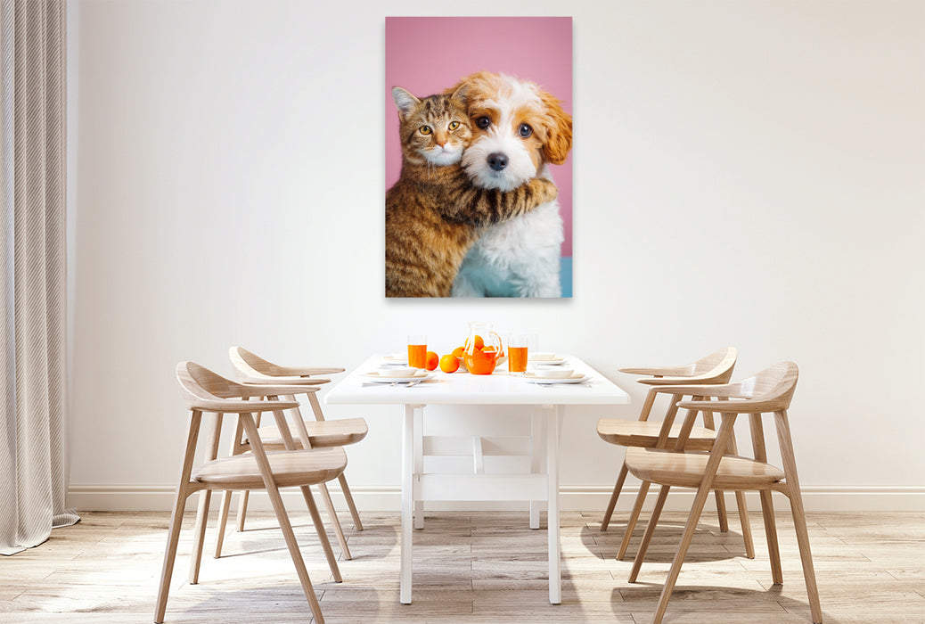 Premium Textil-Leinwand Hund und Katze in Freundschaft – Cockerpoo mit getigerter Katze