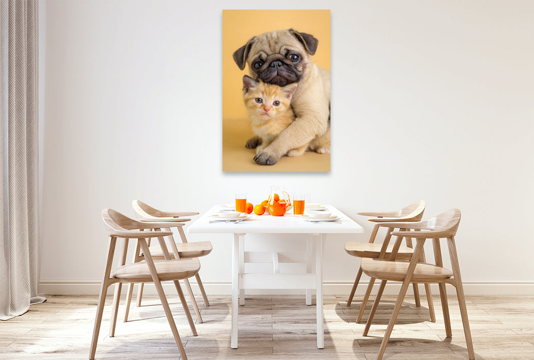 Premium Textil-Leinwand Mopswelpe umarmt Kätzchen – Tierische Freundschaft voller Liebe
