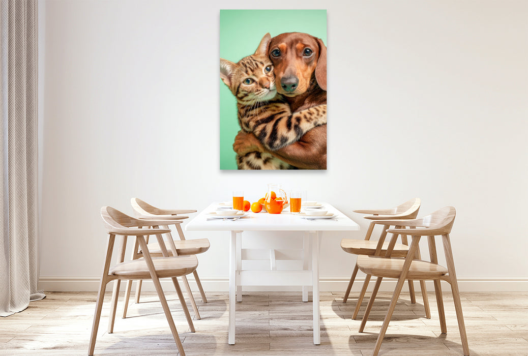 Premium Textil-Leinwand Ein Dackel umarmt eine Bengalkatze und zeigt wahre Tierfreundschaft