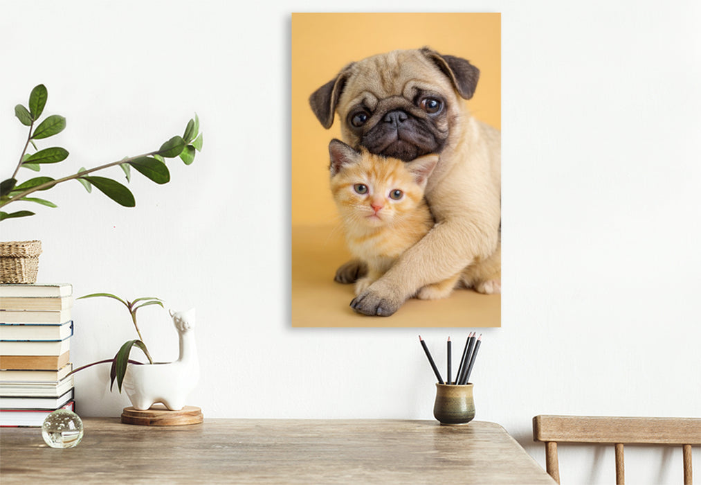 Premium Textil-Leinwand Mopswelpe umarmt Kätzchen – Tierische Freundschaft voller Liebe