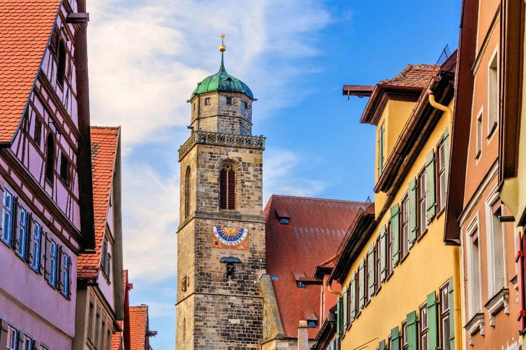 Premium Textil-Leinwand Turm des Münster St. Georg zwischen historischen Altstadthäusern, Dinkelsbühl