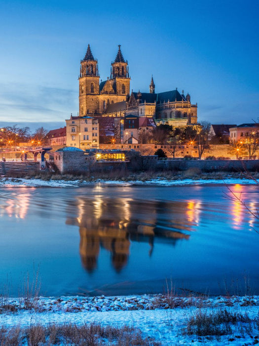 Der Magdeburger Dom spiegelt sich in der Elbe - CALVENDO Foto-Puzzle'