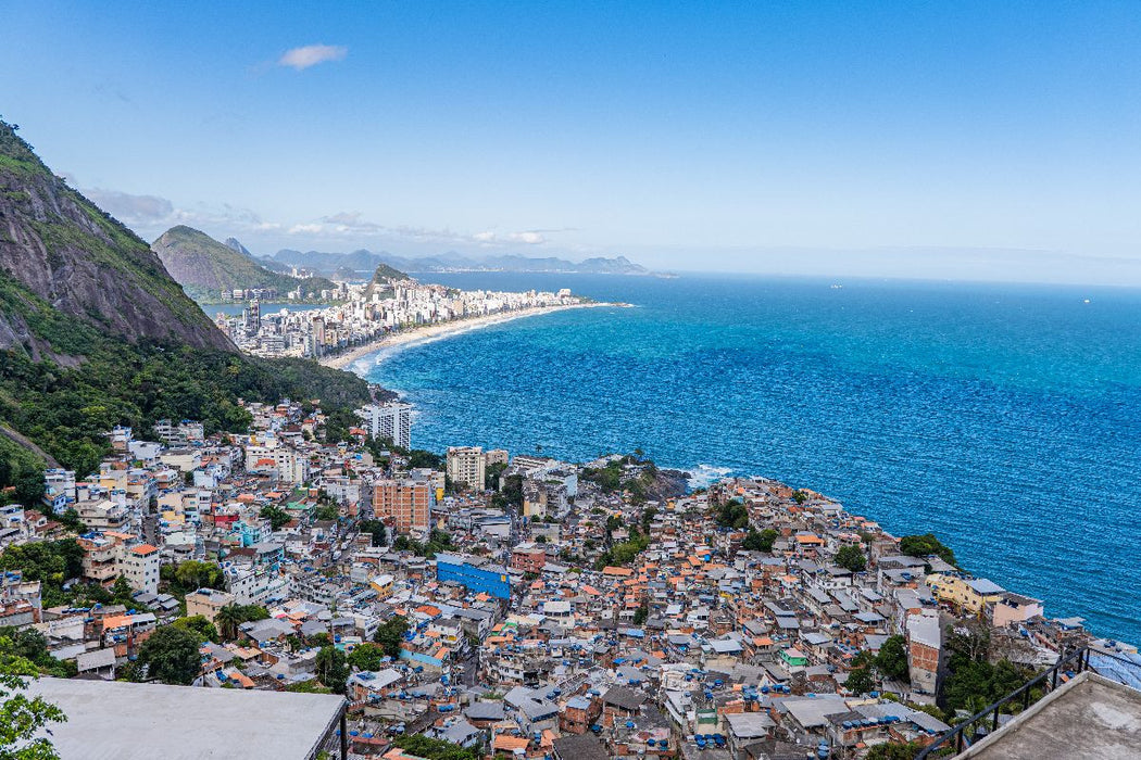 Premium Textil-Leinwand Favelas über dem Ozean