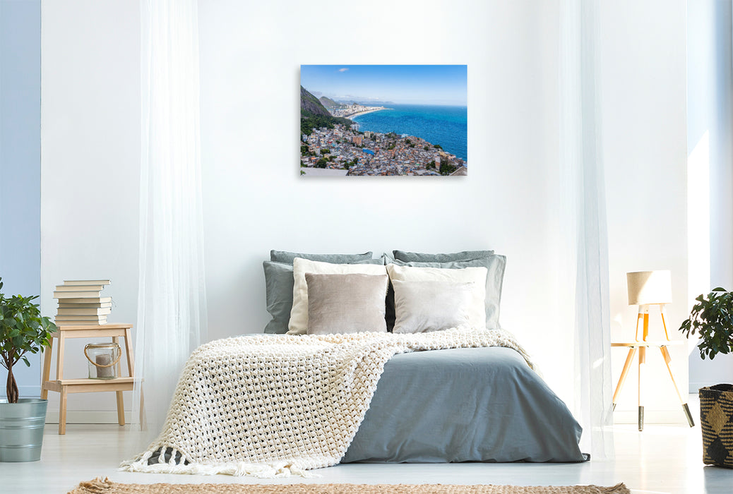 Premium Textil-Leinwand Favelas über dem Ozean