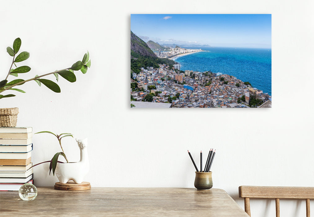Premium Textil-Leinwand Favelas über dem Ozean