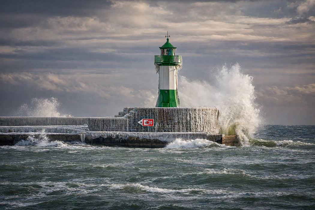 Premium Textil-Leinwand Leuchtturm im Sturm – standhaftes Licht inmitten von Wind und wilder See