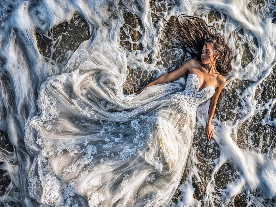Braut im Brautkleid in Meereswellen - CALVENDO Foto-Puzzle'