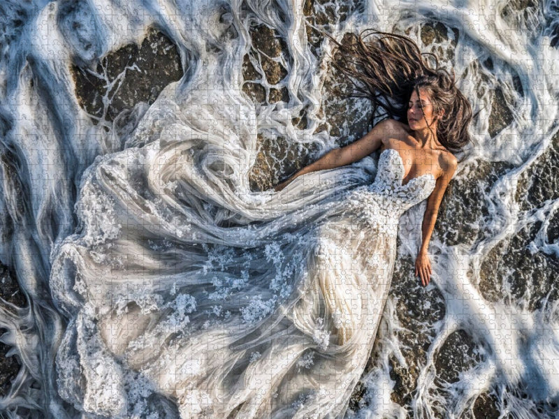 Braut im Brautkleid in Meereswellen - CALVENDO Foto-Puzzle'