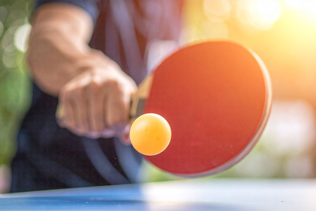 Premium Textil-Leinwand Alles beginnt mit dem Aufschlag - Tischtennis