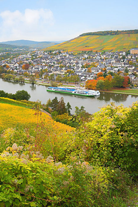 Premium Textil-Leinwand Bernkastel-Kues an der Mosel