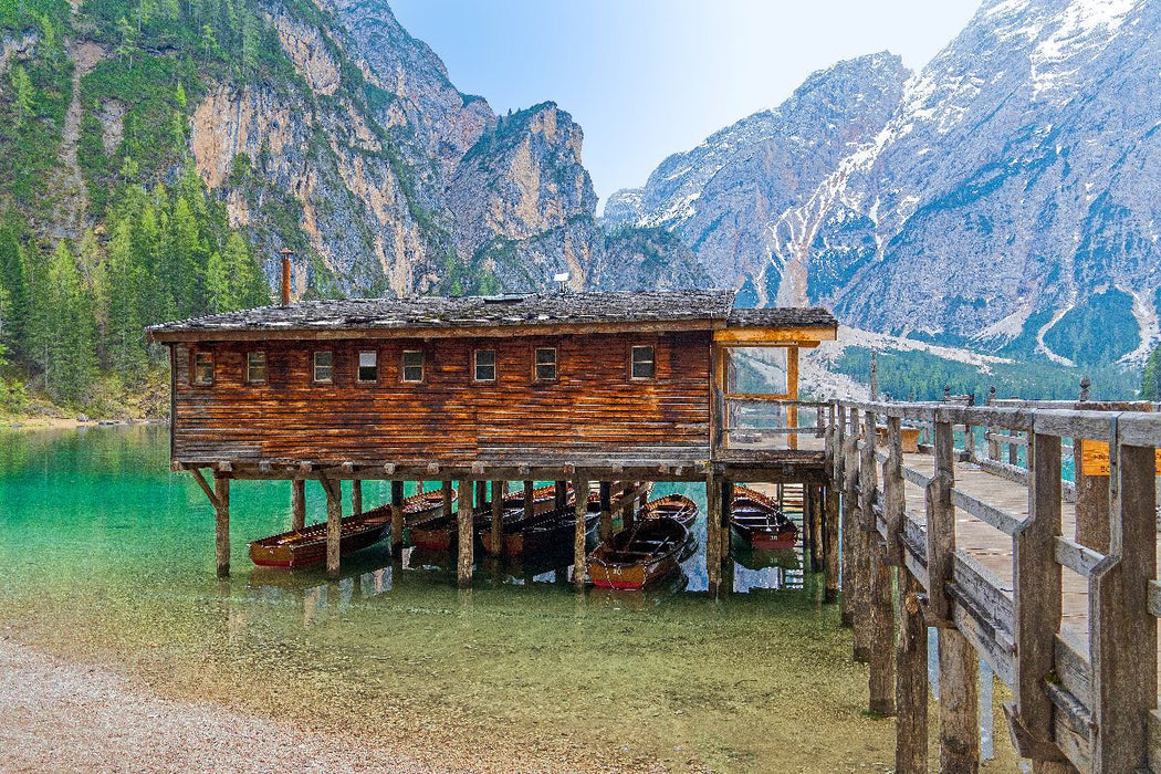 Premium Textil-Leinwand Bootshaus am Pragser Wildsee