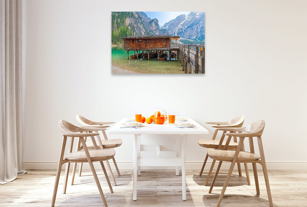 Premium Textil-Leinwand Bootshaus am Pragser Wildsee