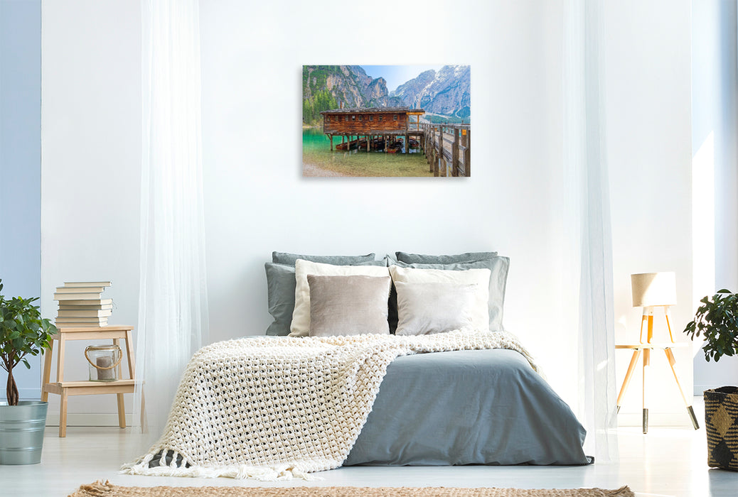 Premium Textil-Leinwand Bootshaus am Pragser Wildsee