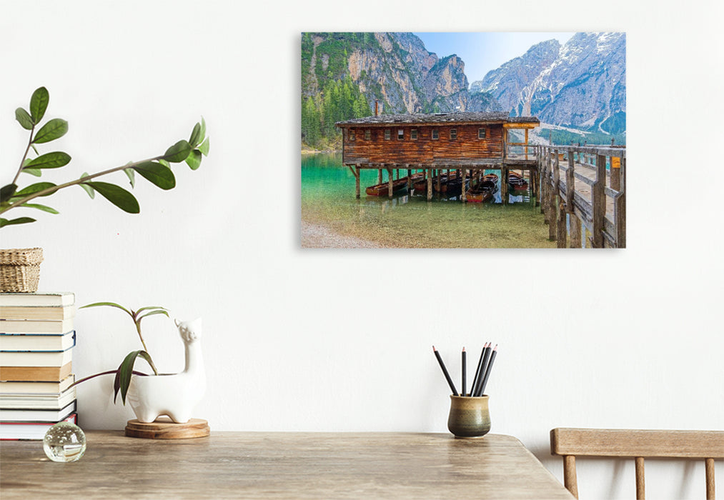 Premium Textil-Leinwand Bootshaus am Pragser Wildsee