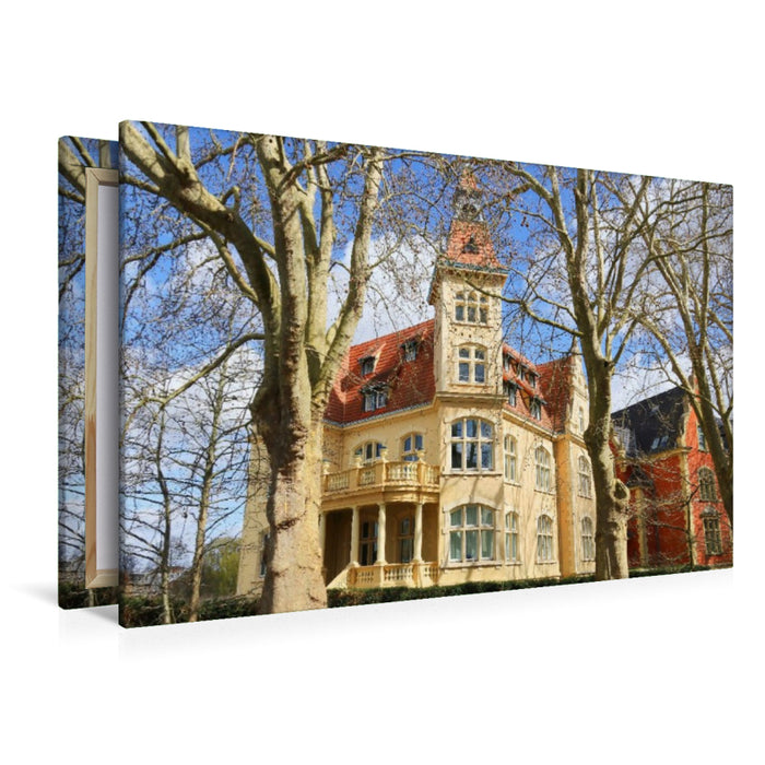 Premium Textil-Leinwand Güstrow, „Gelbe Villa“ in der Grabenstraße 16 in der Frühlingssonne