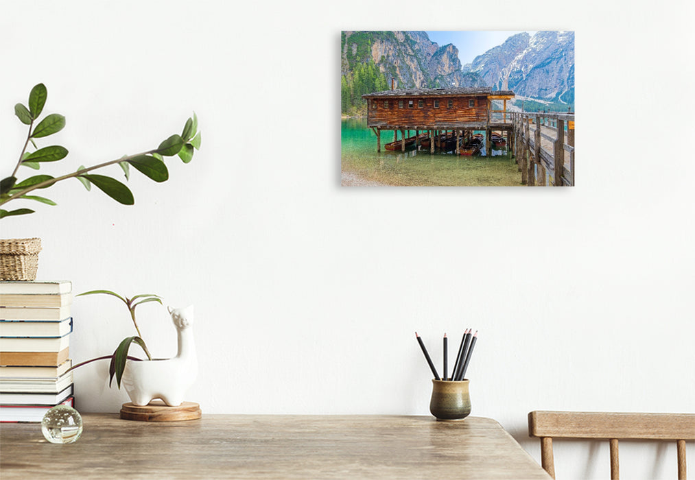 Premium Textil-Leinwand Bootshaus am Pragser Wildsee