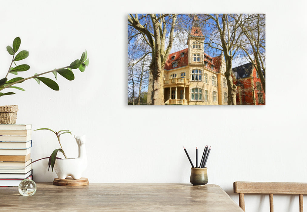 Premium Textil-Leinwand Güstrow, „Gelbe Villa“ in der Grabenstraße 16 in der Frühlingssonne