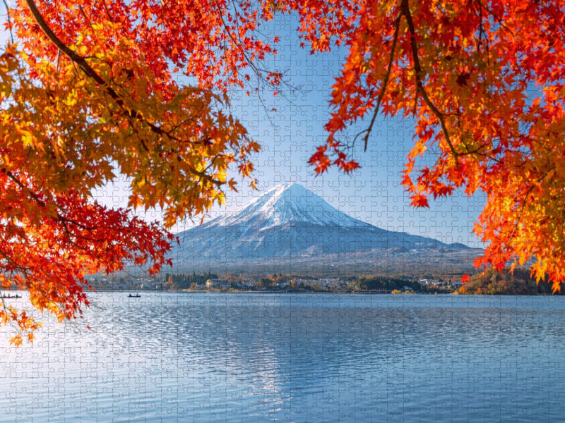 Der Fuji eingerahmt von herbstlich farbenfrohen Blättern - CALVENDO Foto-Puzzle'