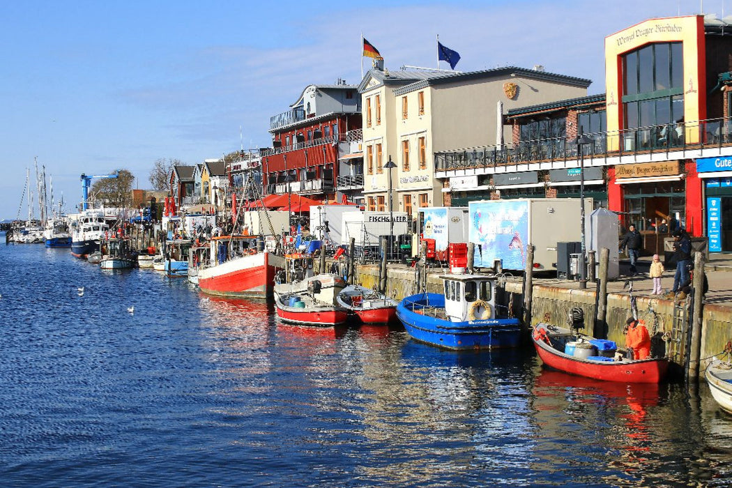 Premium Textil-Leinwand Warnemünde, Fischerboote am Alten Strom