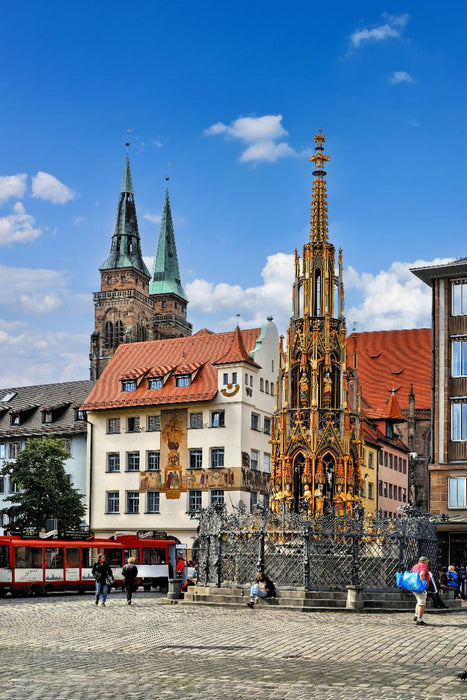 Premium Textil-Leinwand Schöner Brunnen am Hauptmarkt mit Türmen der Sebalduskirche in Nürnberg, Bayern