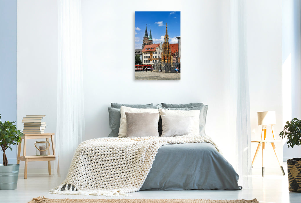 Premium Textil-Leinwand Schöner Brunnen am Hauptmarkt mit Türmen der Sebalduskirche in Nürnberg, Bayern