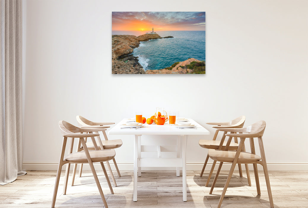 Premium Textil-Leinwand Sonnenaufgang am Faro de Cala Figuera auf Mallorca