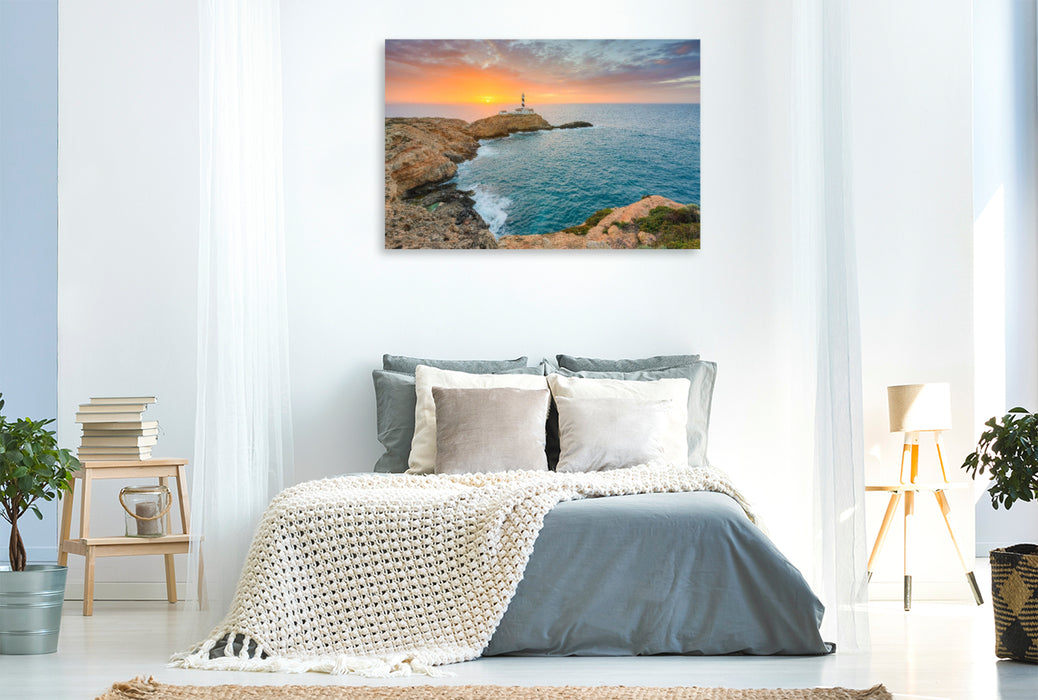 Premium Textil-Leinwand Sonnenaufgang am Faro de Cala Figuera auf Mallorca