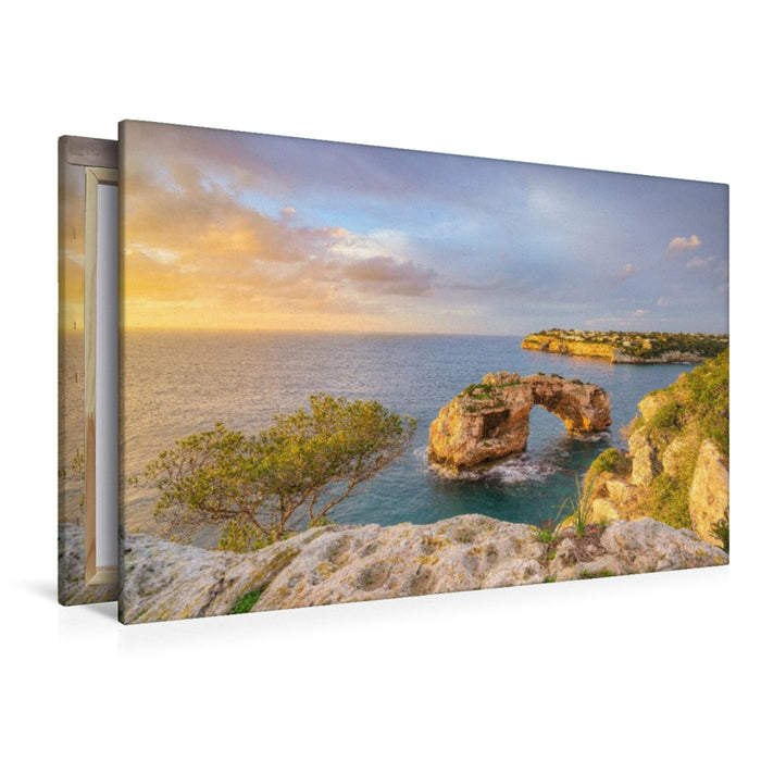 Premium Textil-Leinwand Es Pontàs auf Mallorca im ersten Licht des Tages