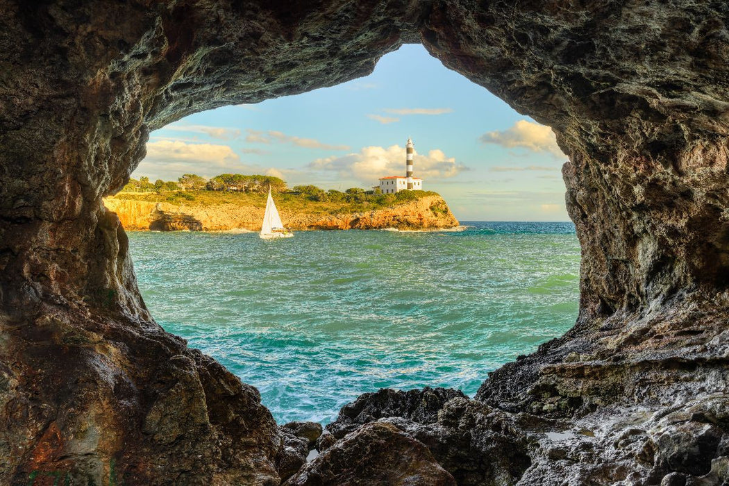 Premium Textil-Leinwand Blick durch einen Felsbogen in Portocolom auf Mallorca