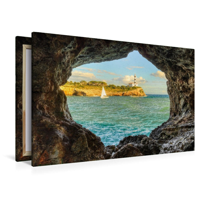 Premium Textil-Leinwand Blick durch einen Felsbogen in Portocolom auf Mallorca