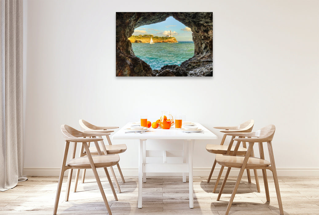 Premium Textil-Leinwand Blick durch einen Felsbogen in Portocolom auf Mallorca