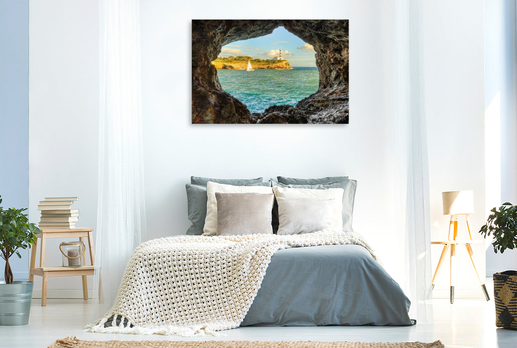 Premium Textil-Leinwand Blick durch einen Felsbogen in Portocolom auf Mallorca