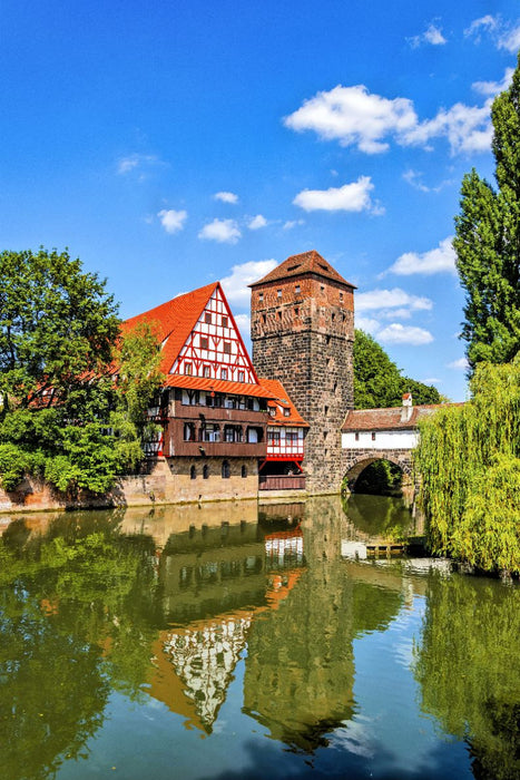 Premium Textil-Leinwand Weinstadl, der größte Fachwerkbau in Deutschland, mit Wasserturm an der Pegnitz in Nürnberg, Bayern