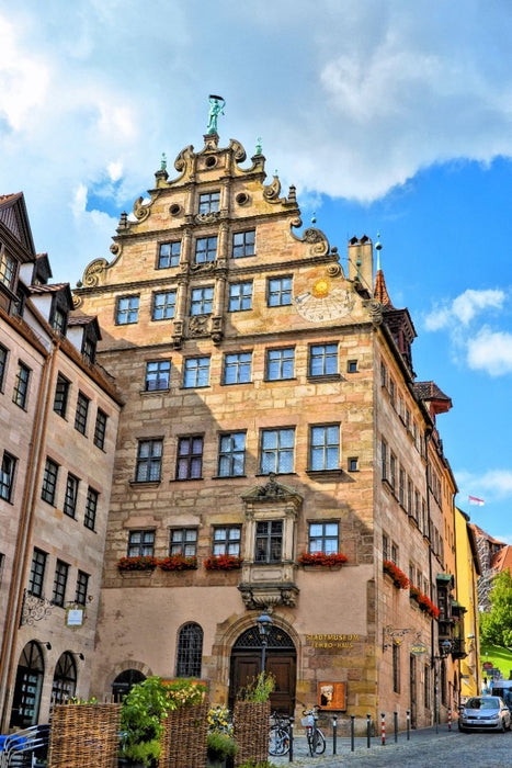Premium Textil-Leinwand Das Fembo-Haus, im Stil der Spätrenaissance errichtete Kaufmannshaus, beherbergt das Stadtmuseum in Nürnberg, Bayern