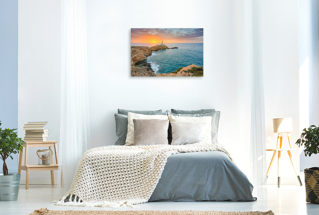 Premium Textil-Leinwand Sonnenaufgang am Faro de Cala Figuera auf Mallorca
