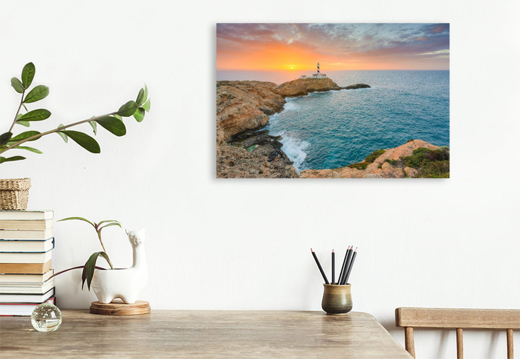 Premium Textil-Leinwand Sonnenaufgang am Faro de Cala Figuera auf Mallorca