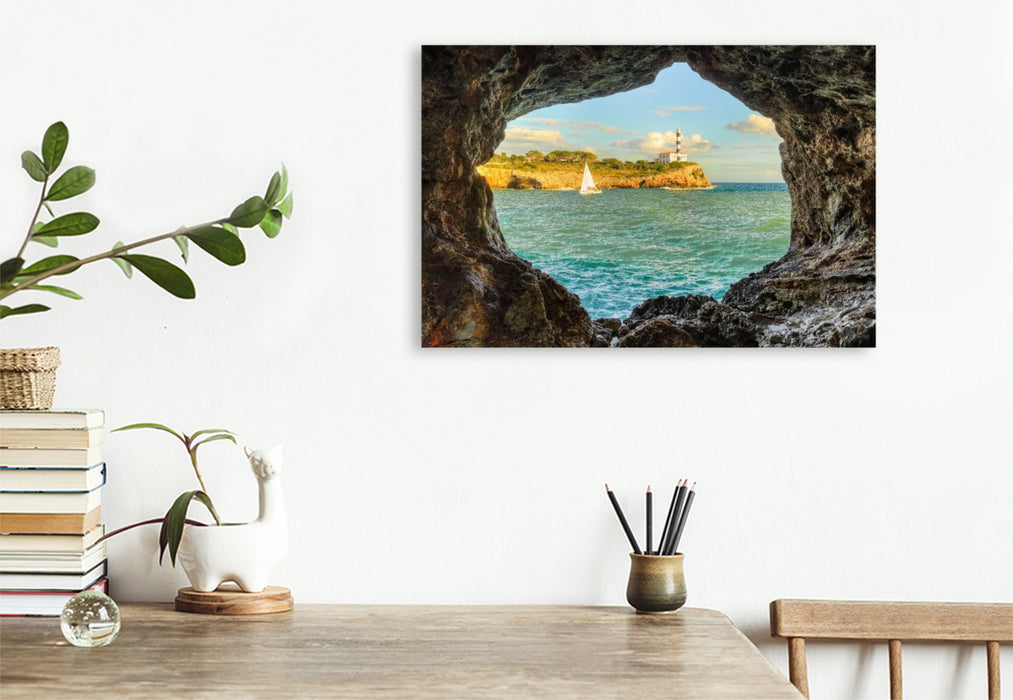 Premium Textil-Leinwand Blick durch einen Felsbogen in Portocolom auf Mallorca