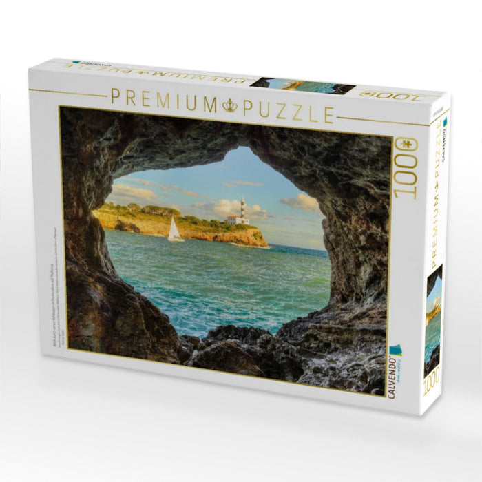 Blick durch einen Felsbogen in Portocolom auf Mallorca - CALVENDO Foto-Puzzle'
