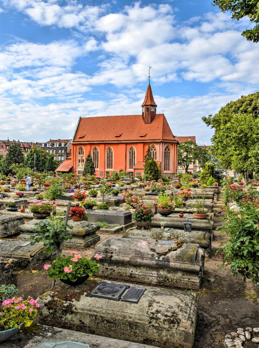 Johannisfriedhof mit historischen Grabsteinen und der aus dem13. Jahrhundert stammenden St.-Johannis-Kirche in Nürnberg, Bayern - CALVENDO Foto-Puzzle'