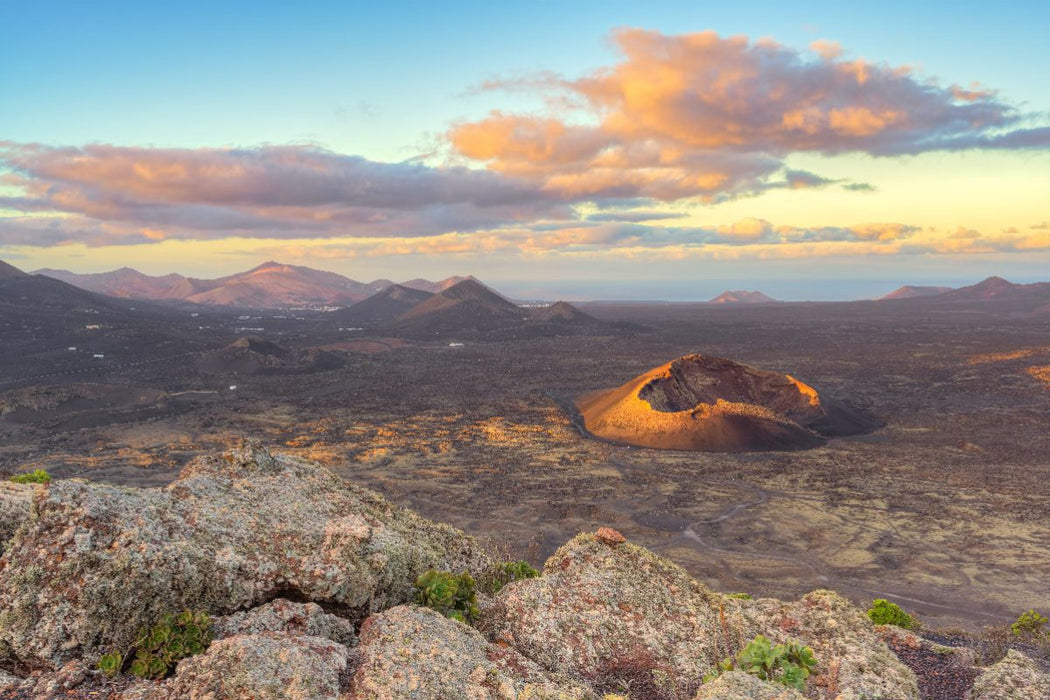 Premium Textil-Leinwand Vulkan El Cuervo auf Lanzarote im ersten Sonnenlicht