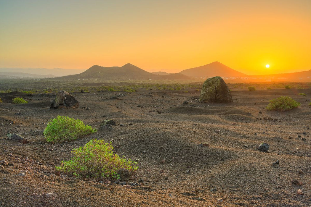 Premium Textil-Leinwand Vulkanlandschaft auf Lanzarote im Zauber des ersten Sonnenlichts