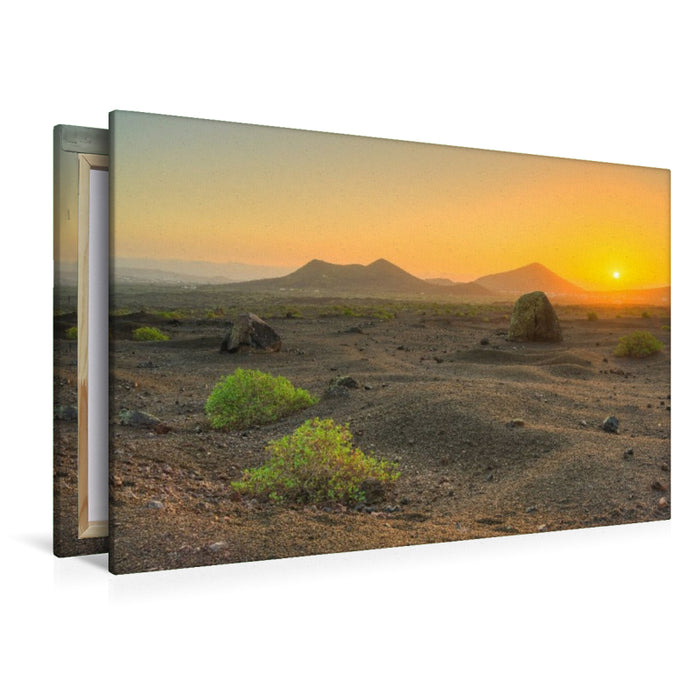 Premium Textil-Leinwand Vulkanlandschaft auf Lanzarote im Zauber des ersten Sonnenlichts