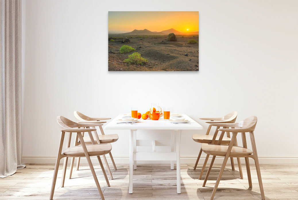 Premium Textil-Leinwand Vulkanlandschaft auf Lanzarote im Zauber des ersten Sonnenlichts