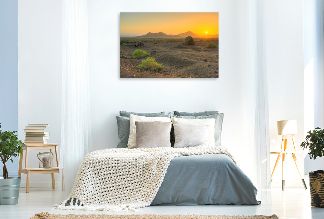 Premium Textil-Leinwand Vulkanlandschaft auf Lanzarote im Zauber des ersten Sonnenlichts