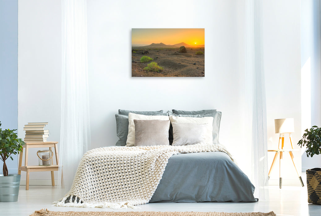 Premium Textil-Leinwand Vulkanlandschaft auf Lanzarote im Zauber des ersten Sonnenlichts