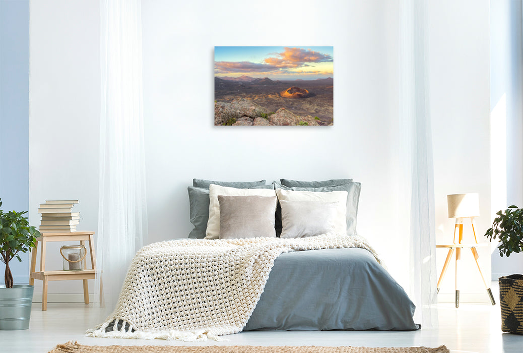 Premium Textil-Leinwand Vulkan El Cuervo auf Lanzarote im ersten Sonnenlicht