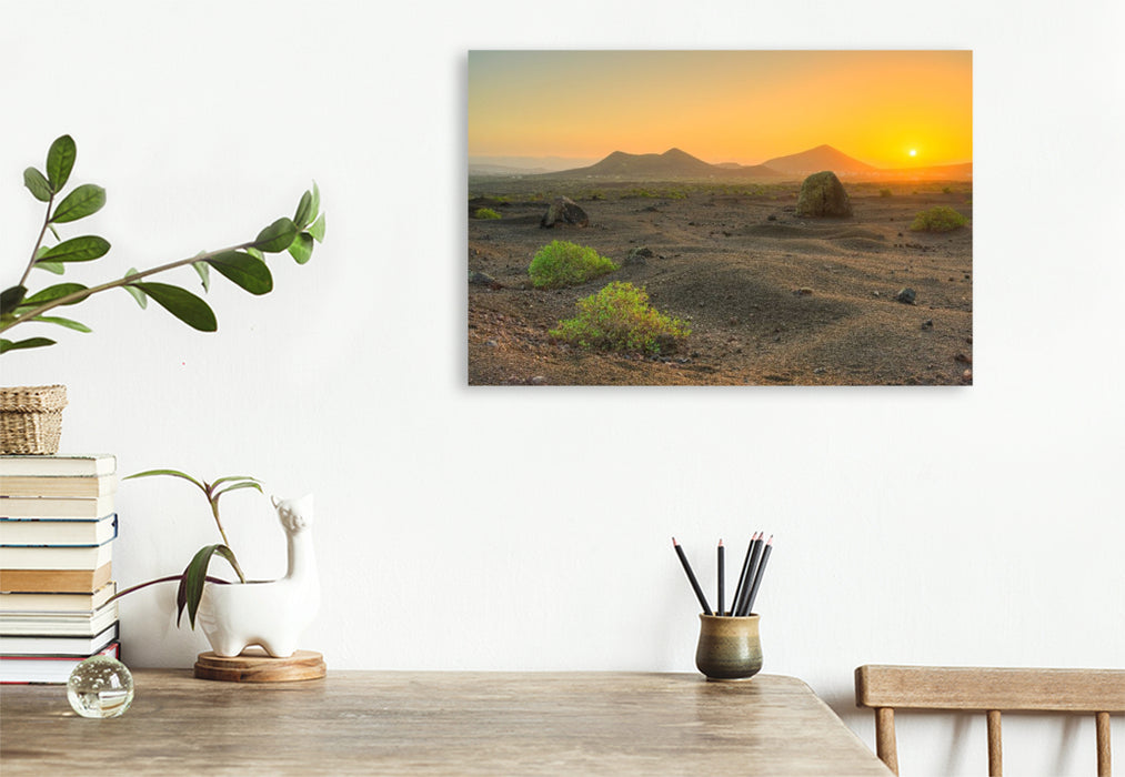 Premium Textil-Leinwand Vulkanlandschaft auf Lanzarote im Zauber des ersten Sonnenlichts
